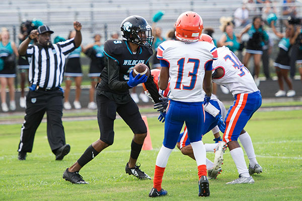 Wildcats Fall To 0 2 With 44 7 Loss To Palm Beach Gardens Town